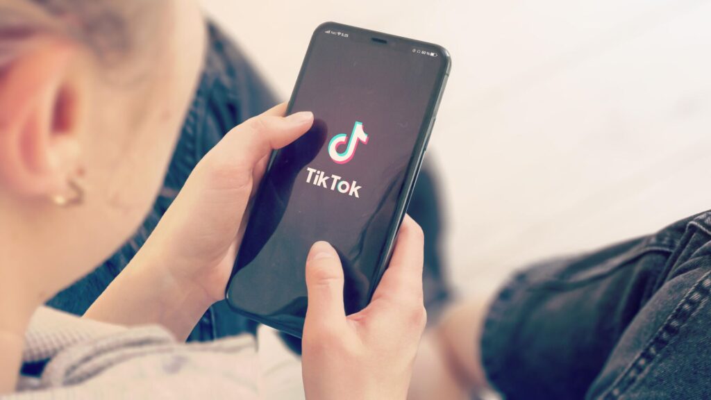 Ребенок с телефоном с TikTok