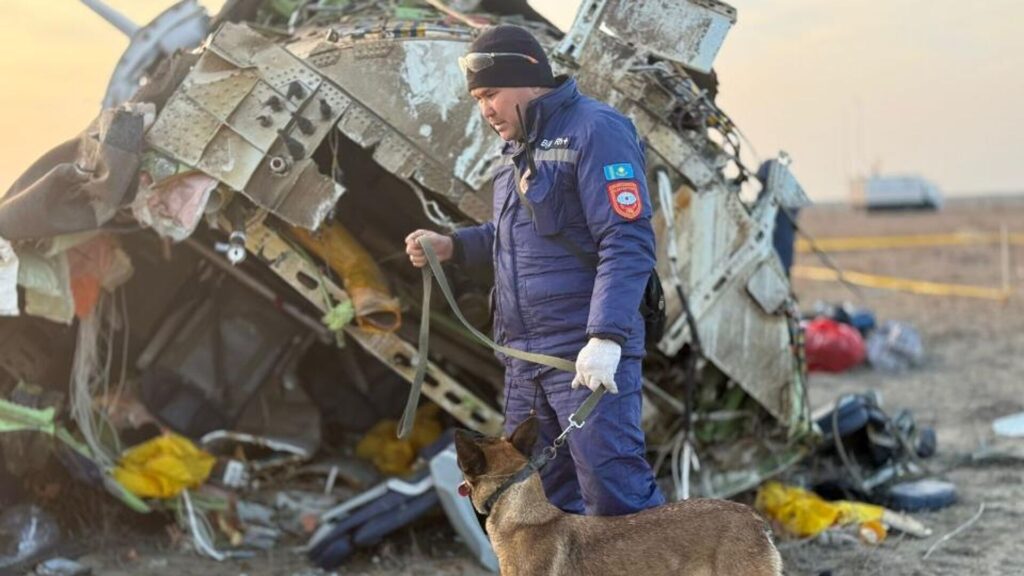 Спасатель на месте крушения самолета близ Актау