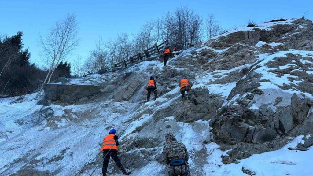 Рабочие укрепляют реки и приводят в порядок горные тропы