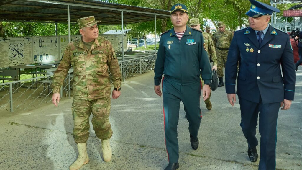 Глава Нацгвардии Казахстана проверил две воинские части