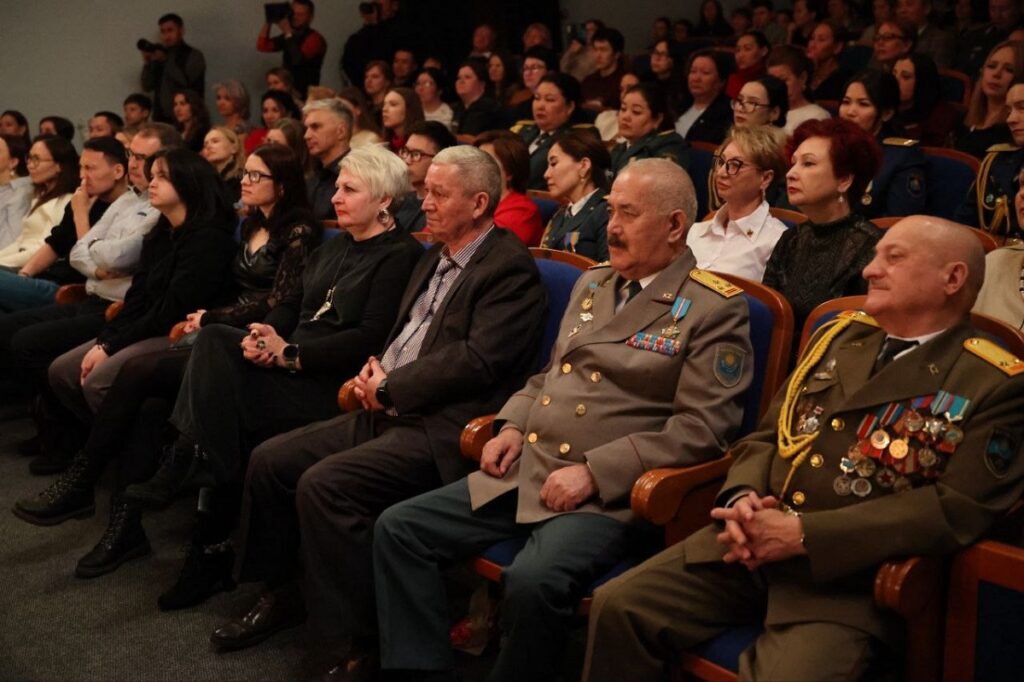 Иллюстрация — Актеры и военные вновь на одной сцене: спектакль «Алия» возвращается с триумфом