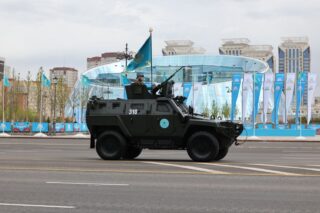 Плечом к плечу 400 военнослужащих Нацгвардии МВД РК отдали дань памяти на параде в Астане