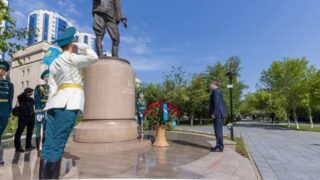 Олжас Бектенов возложил цветы к памятнику Бегельдинова