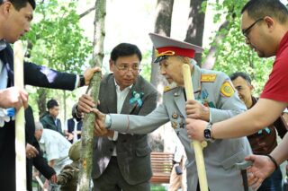 80 лет Великой Победе: аким Алматы Ерболат Досаев и ветераны ВОВ высадили именные деревья в парке им. 28 гвардейцев-панфиловцев