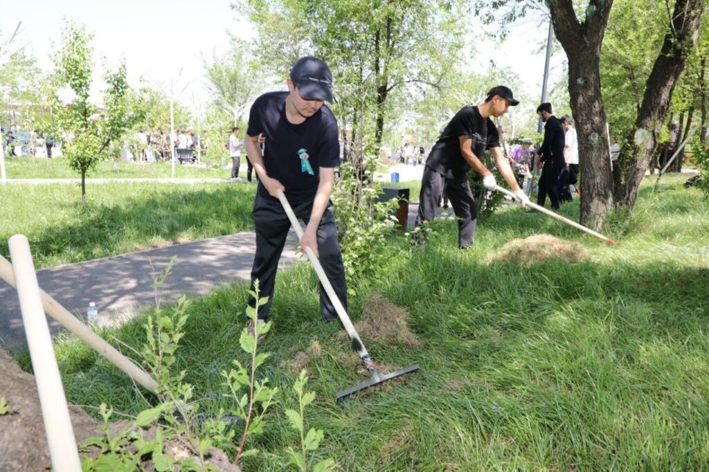 Иллюстрация — 50 тысяч алматинцев вышли на субботник ко Дню Победы: высажено 439 деревьев, собрано 10 тысяч кубометров мусора