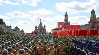 Токаев поприветствовал казахстанских военных на параде в Москве