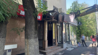 Две пристройки – под снос: что происходит в центре Алматы