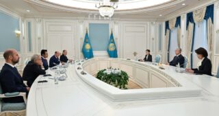 Казахстан усиливает международное сотрудничество в нейрохирургии — встреча Токаева с экспертами