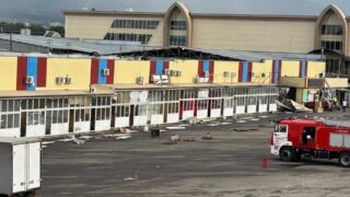 В Алматы сносят незаконную торговлю на парковках