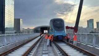 В Астане работа движется: второй поезд LRT установили у Абу Даби Плаза
