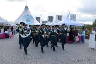 Гвардейцы устроили необычный концерт на реке Есиль
