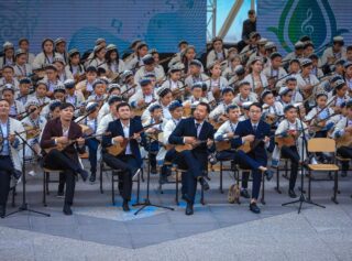 Голос и душа степи: 400 юных домбристов исполнили известные куи на сцене амфитеатра в Астане