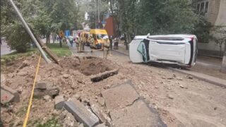 Взрыв газа в Алматы перевернул авто