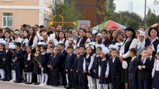 31 тысяча первоклассников сели за парты в Астане