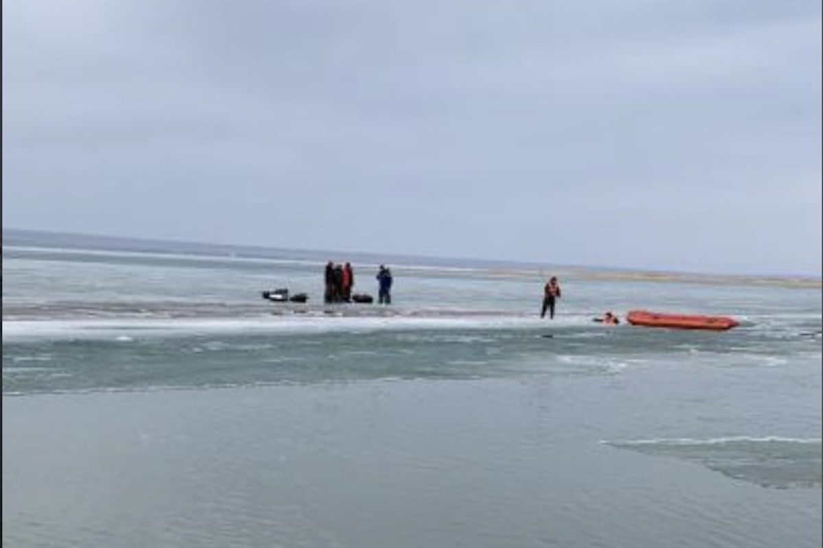 12 рыбаков были эвакуированы с отколовшейся льдины на Капшагайском водохранилище