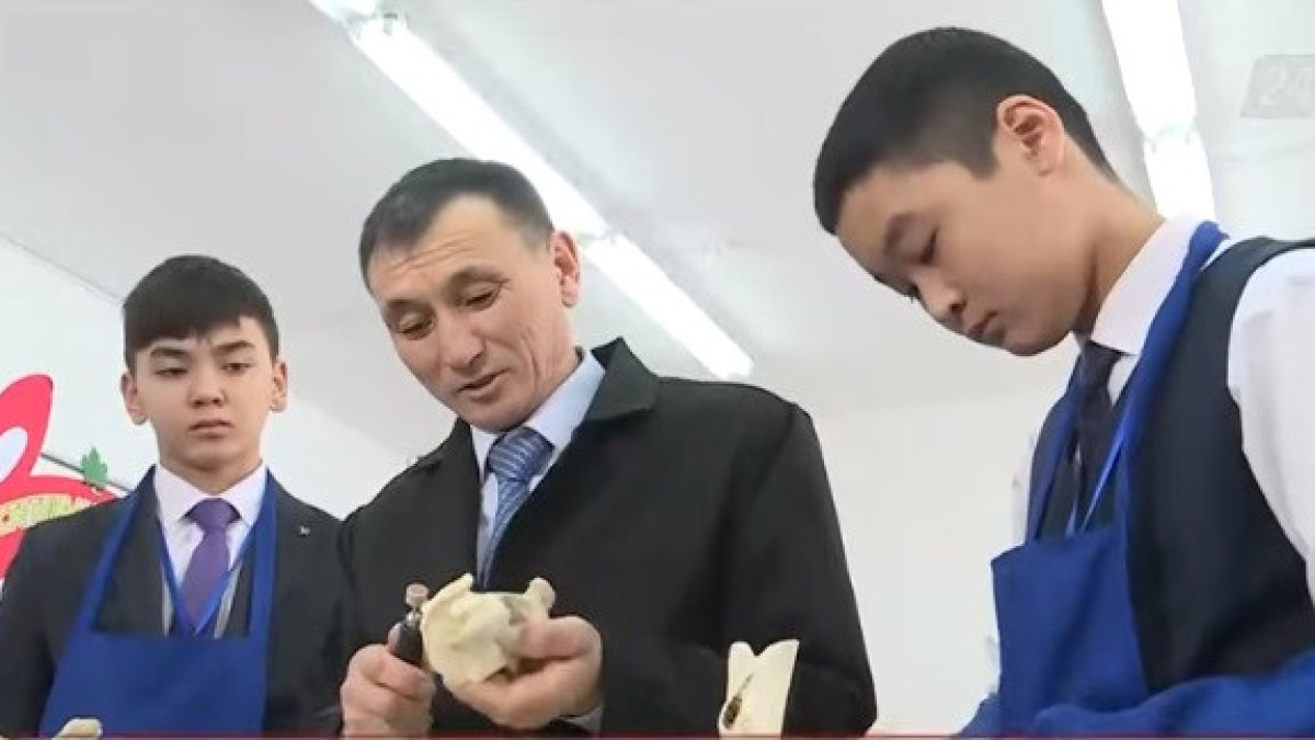 Учитель из Актюбинской области создает уникальные сувениры из костей и рогов животных