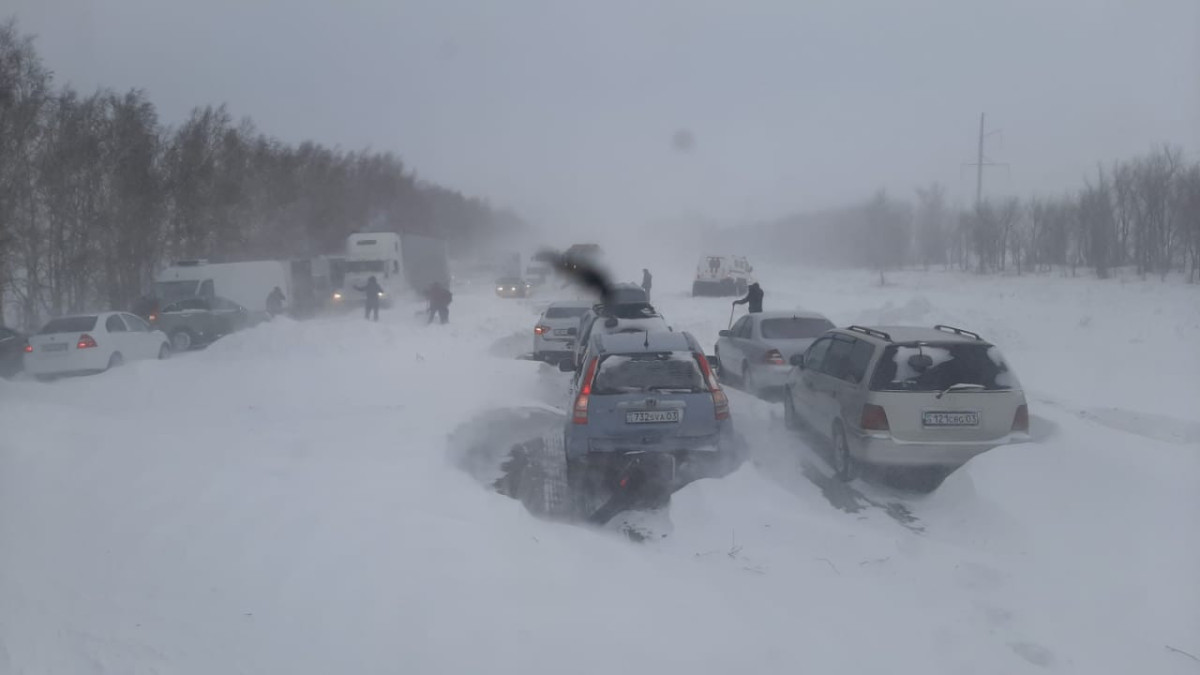 В Абайской области более 100 автомобилей оказались в снежном заносе, сообщает МЧС