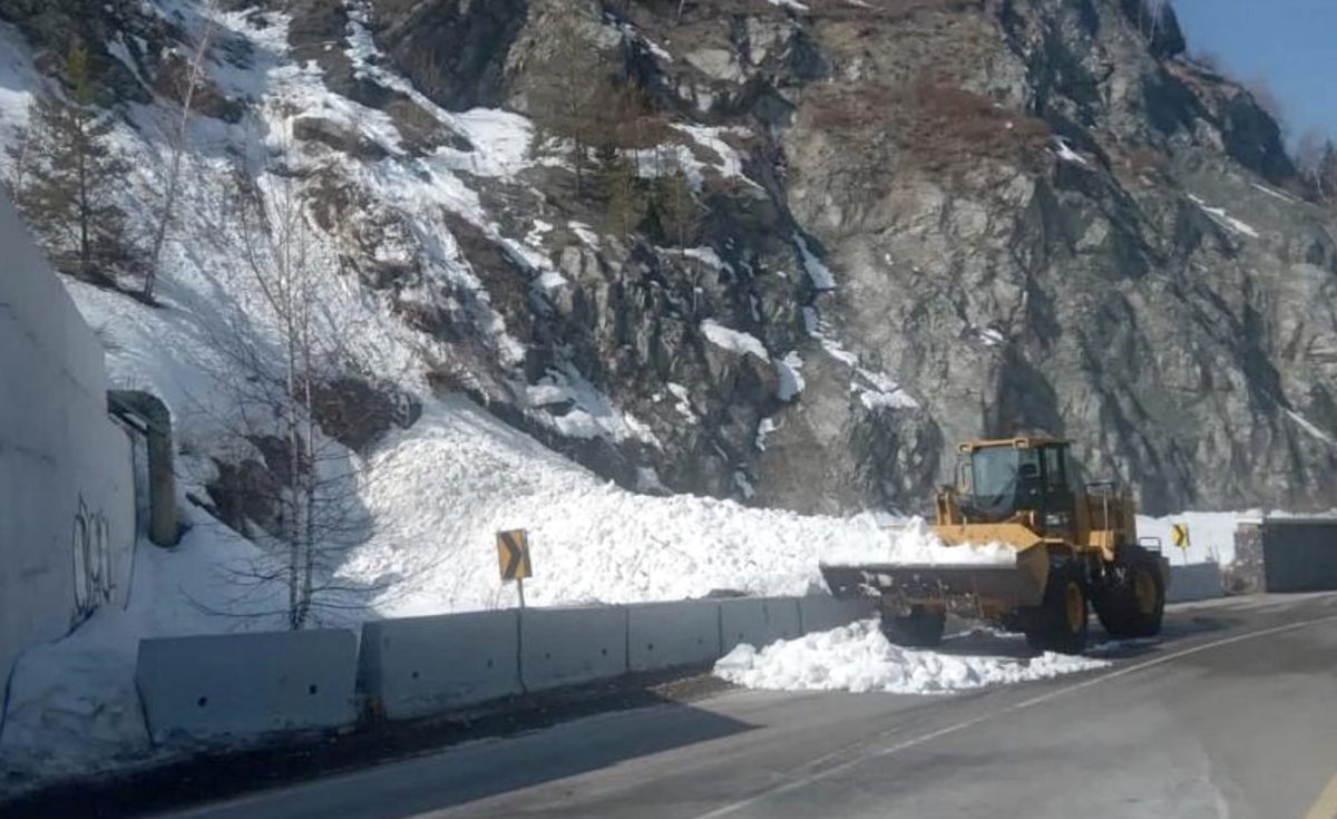 В горах Алматы произошел сход лавины, частично перекрывшей автодорогу Медео-Шымбулак