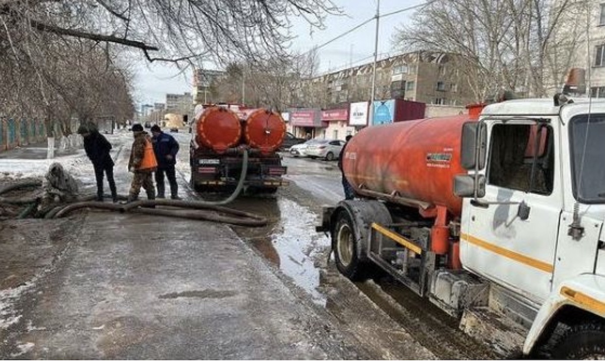 В Павлодаре произошла авария на водопроводе около Центральной мечети и нескольких многоэтажек остались без воды