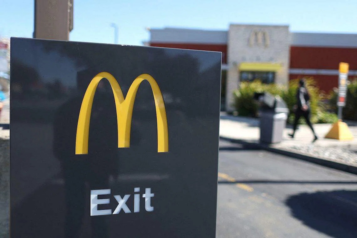 McDonald's снизит компенсации некоторым сотрудникам - WSJ