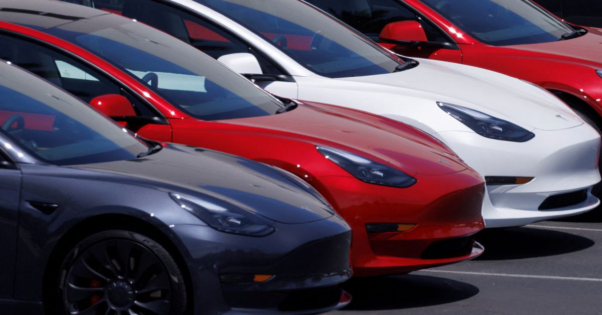 Автомобили Tesla демонстрируются в центре продаж и обслуживания в Висте, штат Калифорния