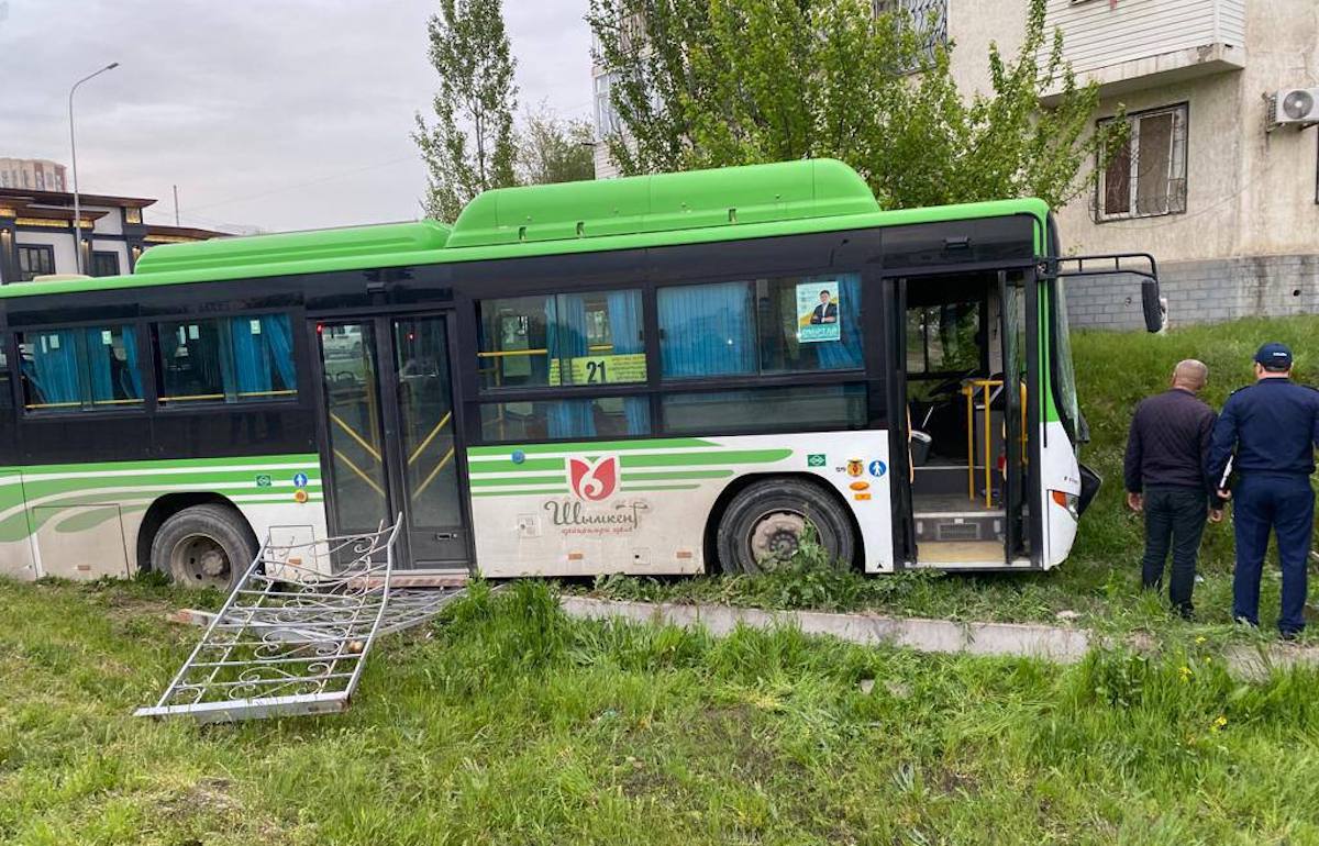 Трагедия в Шымкенте: неуправляемый автобус насмерть сбил пешеходов