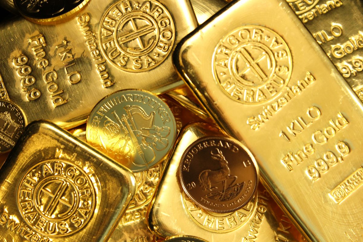 Золото продолжает падение, но сохраняет позиции выше 2 000 долларов за унцию