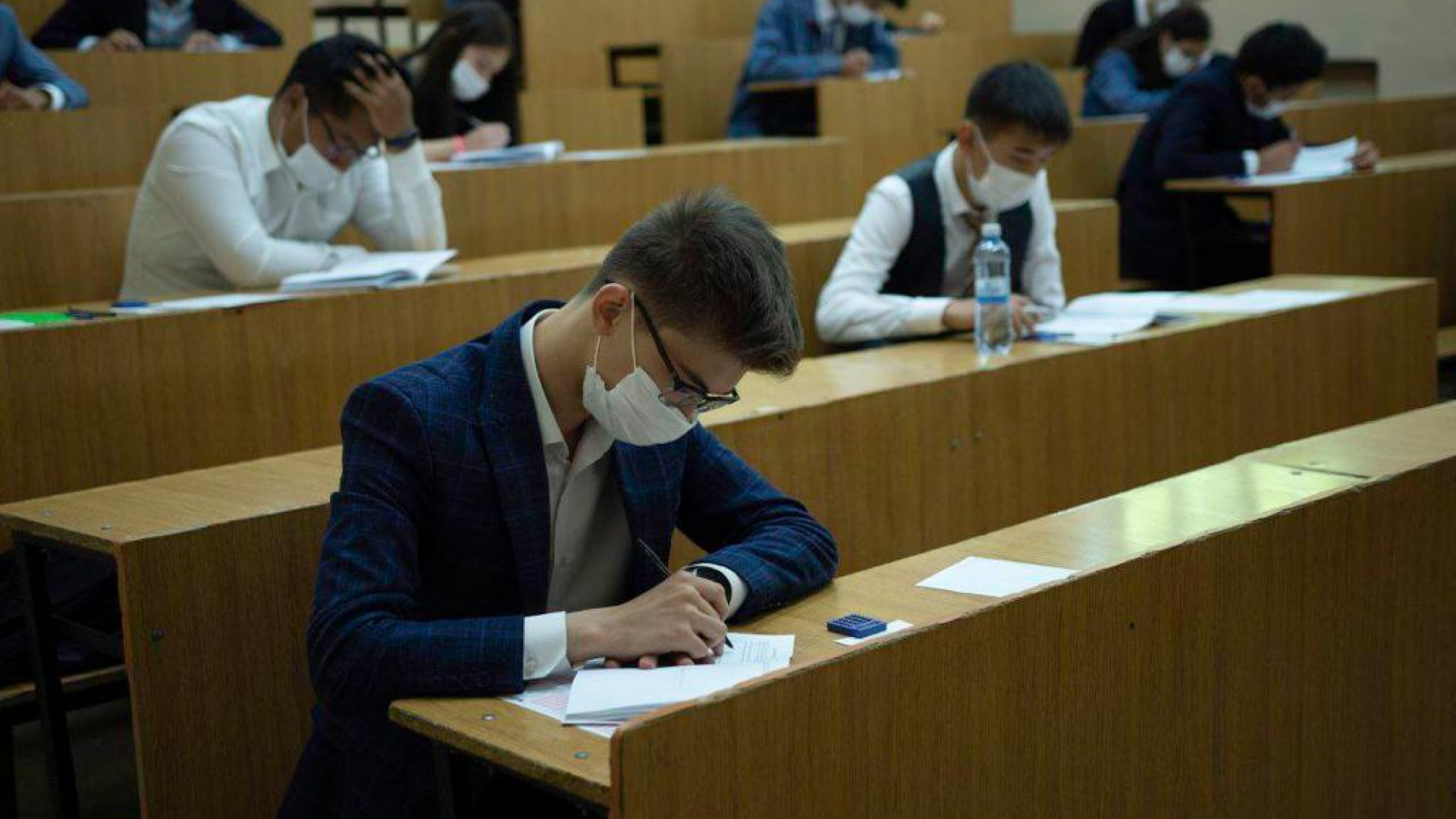 50 жителей Казахстана были отчислены с экзамена ЕНТ за использование шпаргалок - Bizmedia.kz
