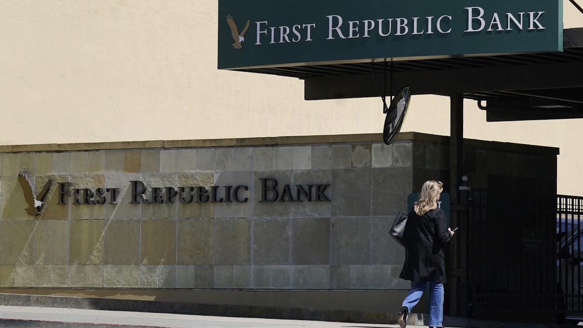 JPMorgan Chase уволит тысячу сотрудников, приобретенных при покупке First Republic Bank