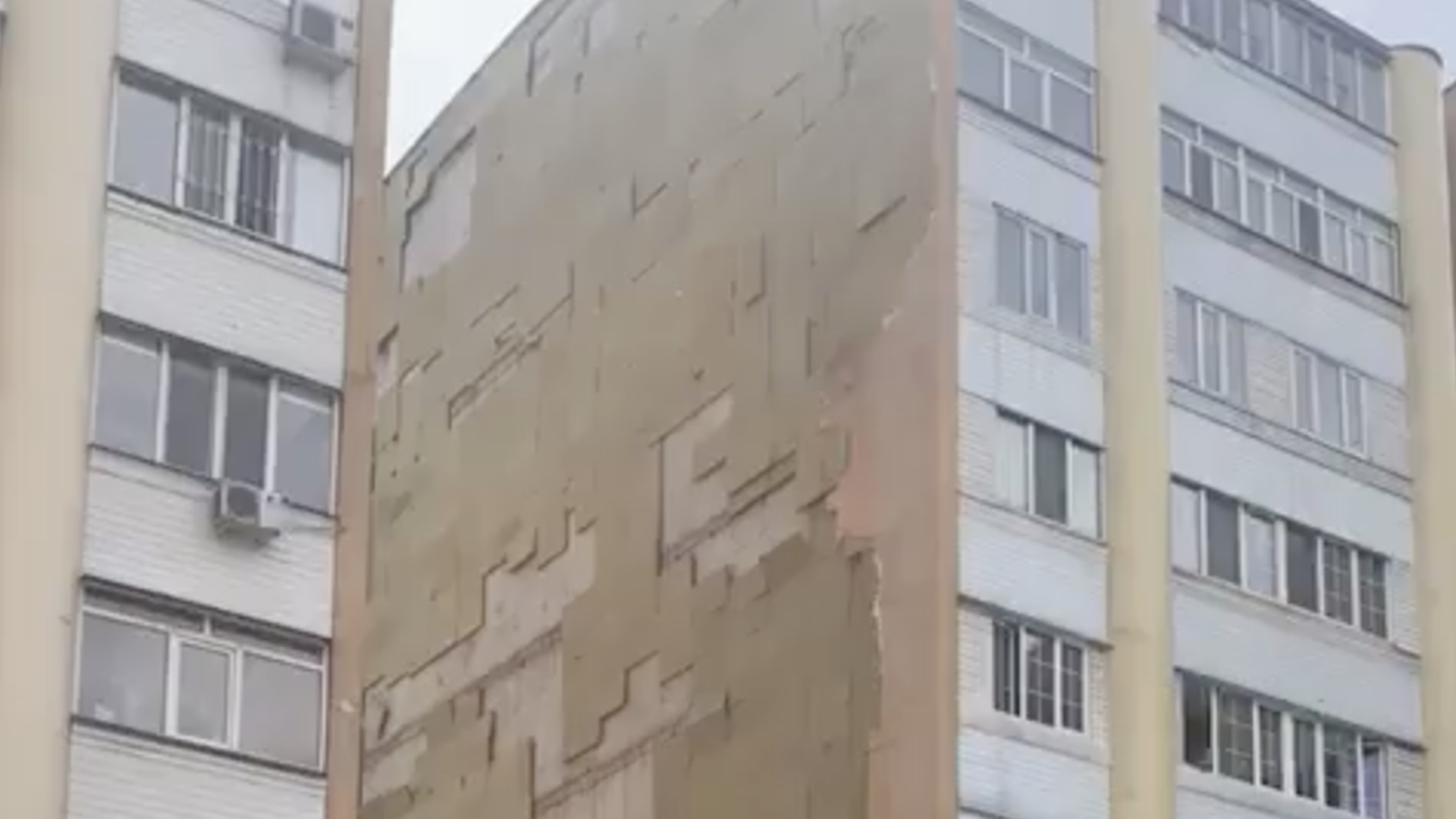 Застройщик в Алматы пообещал помочь с восстановлением обрушенного фасада дома
