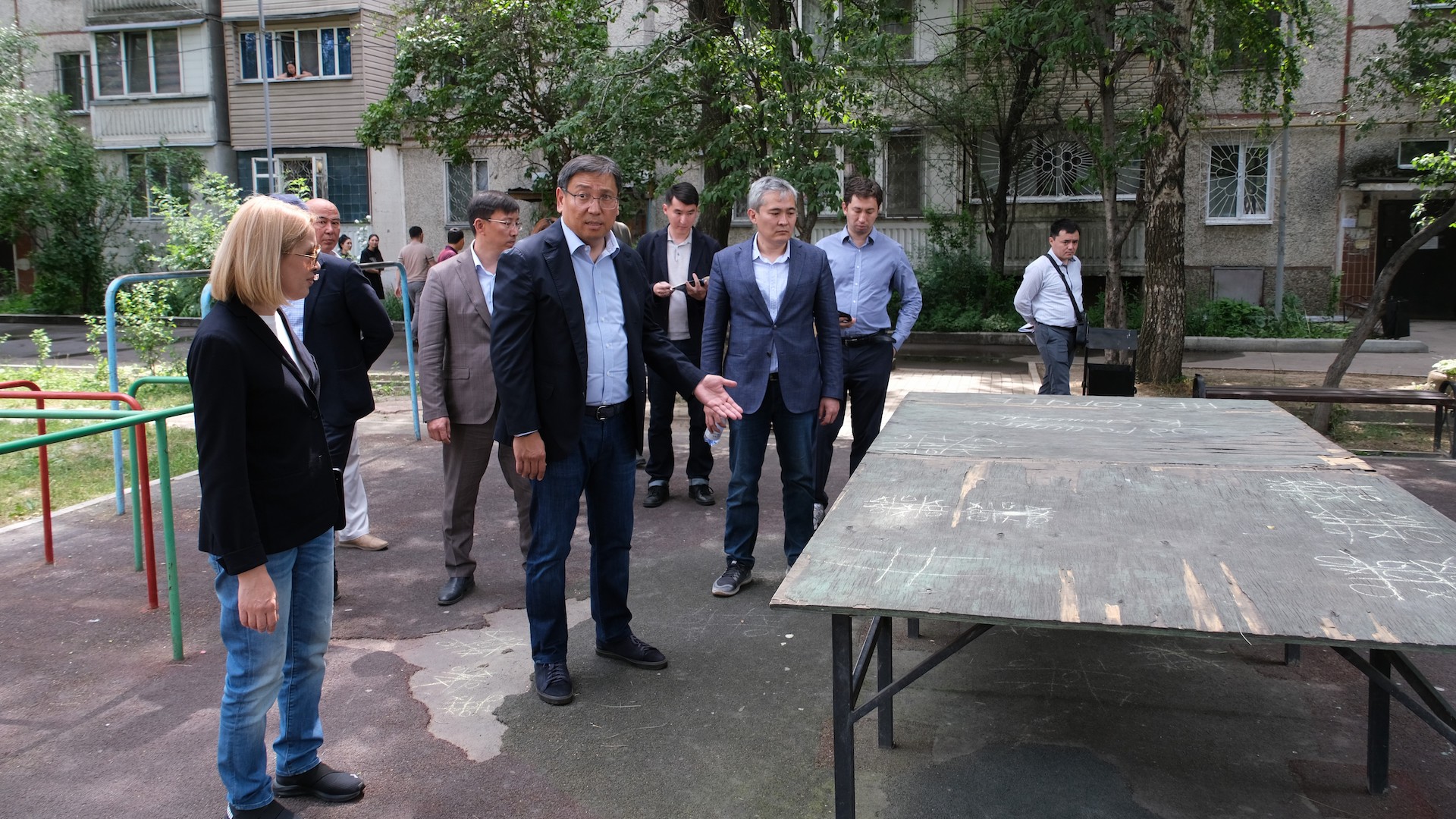 Досаев поручил пересмотреть требования к обустройству дворовых территорий в Алматы
