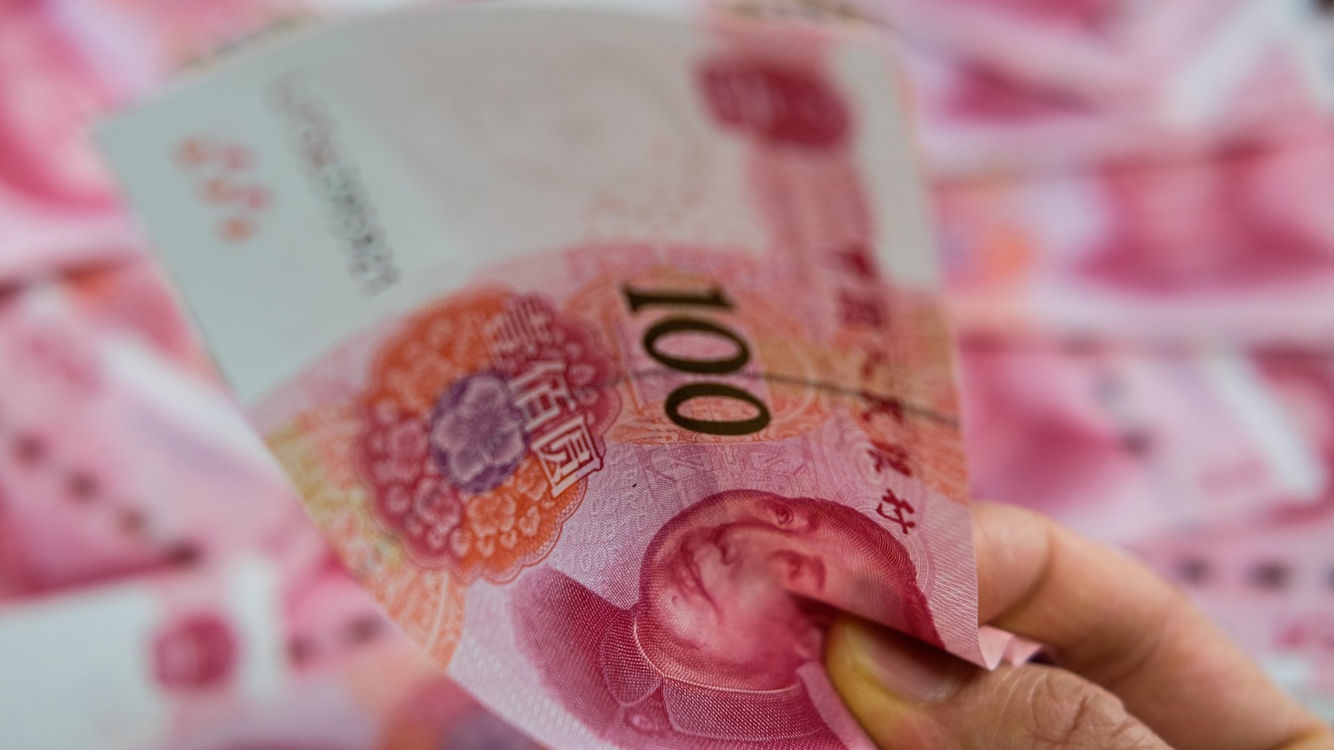 Китайский юань падает до шестимесячного минимума перед заседанием центральных банков