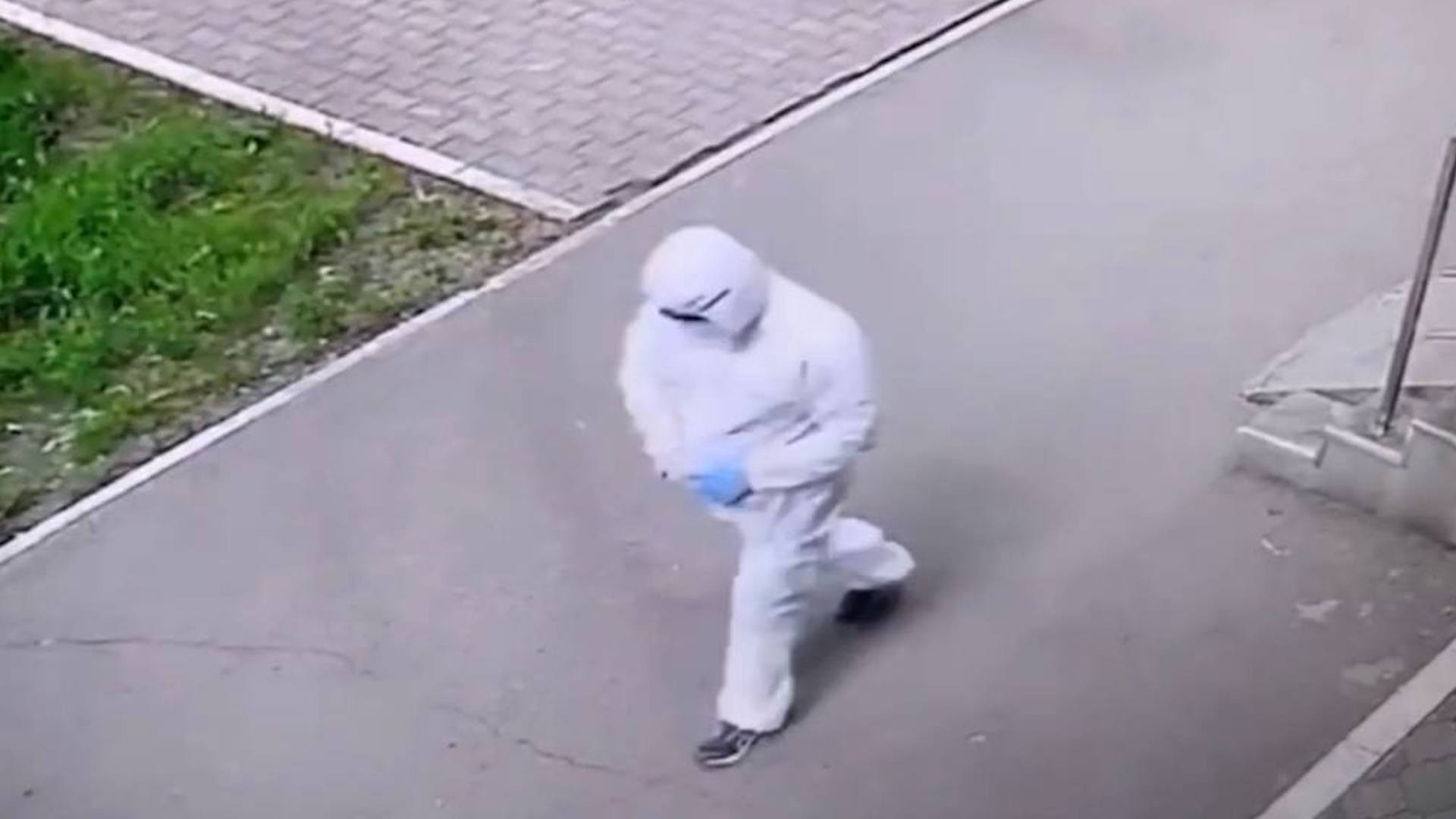 Мужчина в белом комбинезоне и игрушечным пистолетом ограбил МФО в Уральске