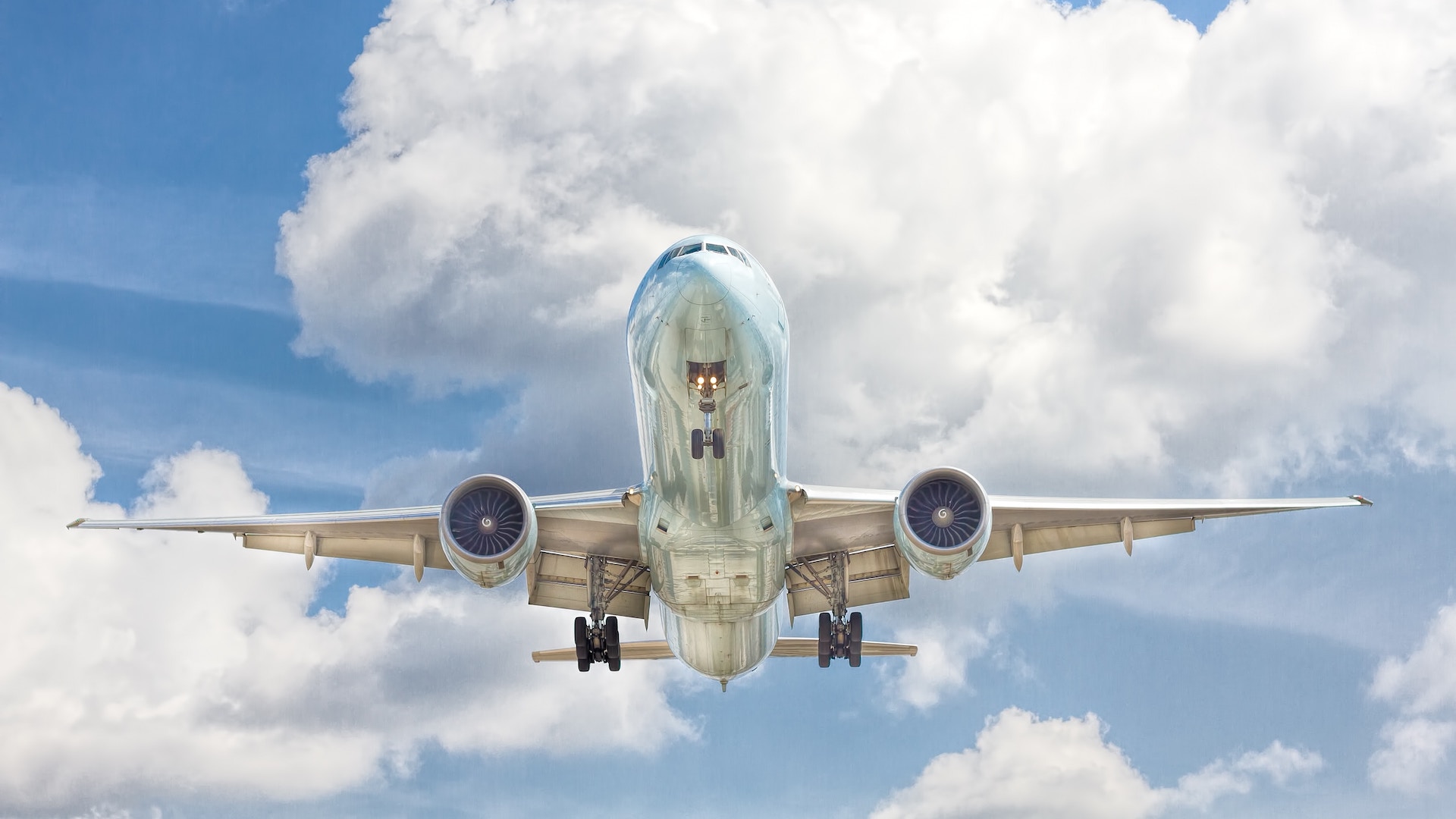 Самолеты находятся в опасной турбулентности на 55% больше из-за климата