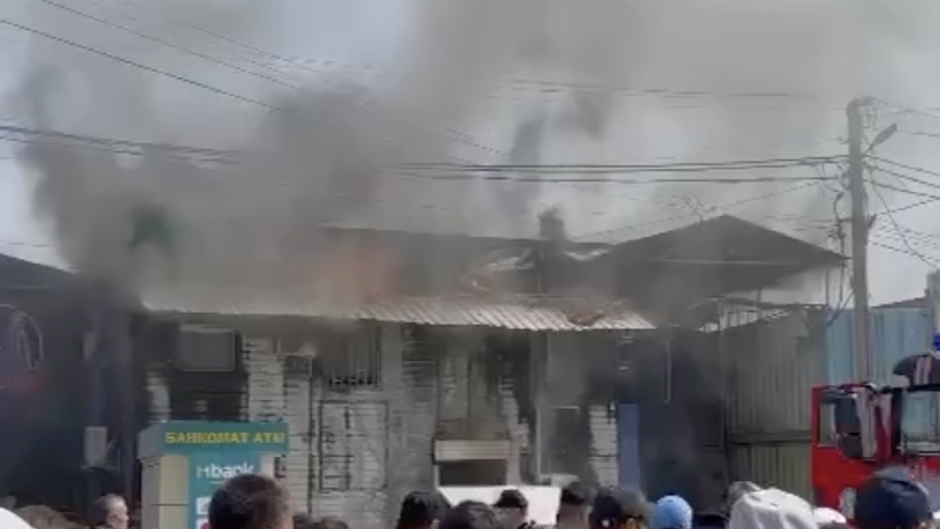Случился пожар в банковском филиале "Кыргызстан" на рынке "Дордой" в Бишкеке