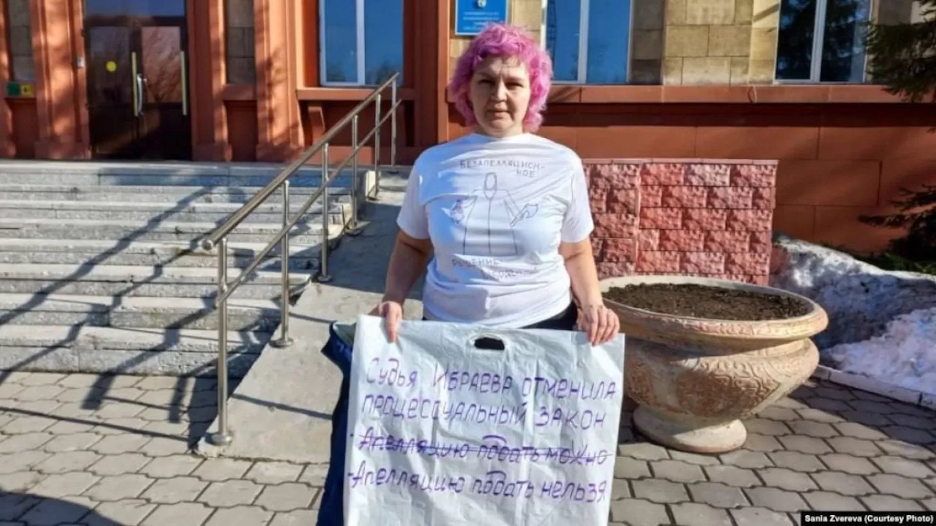 Женщина вышла на пикет против решения суда в Караганде