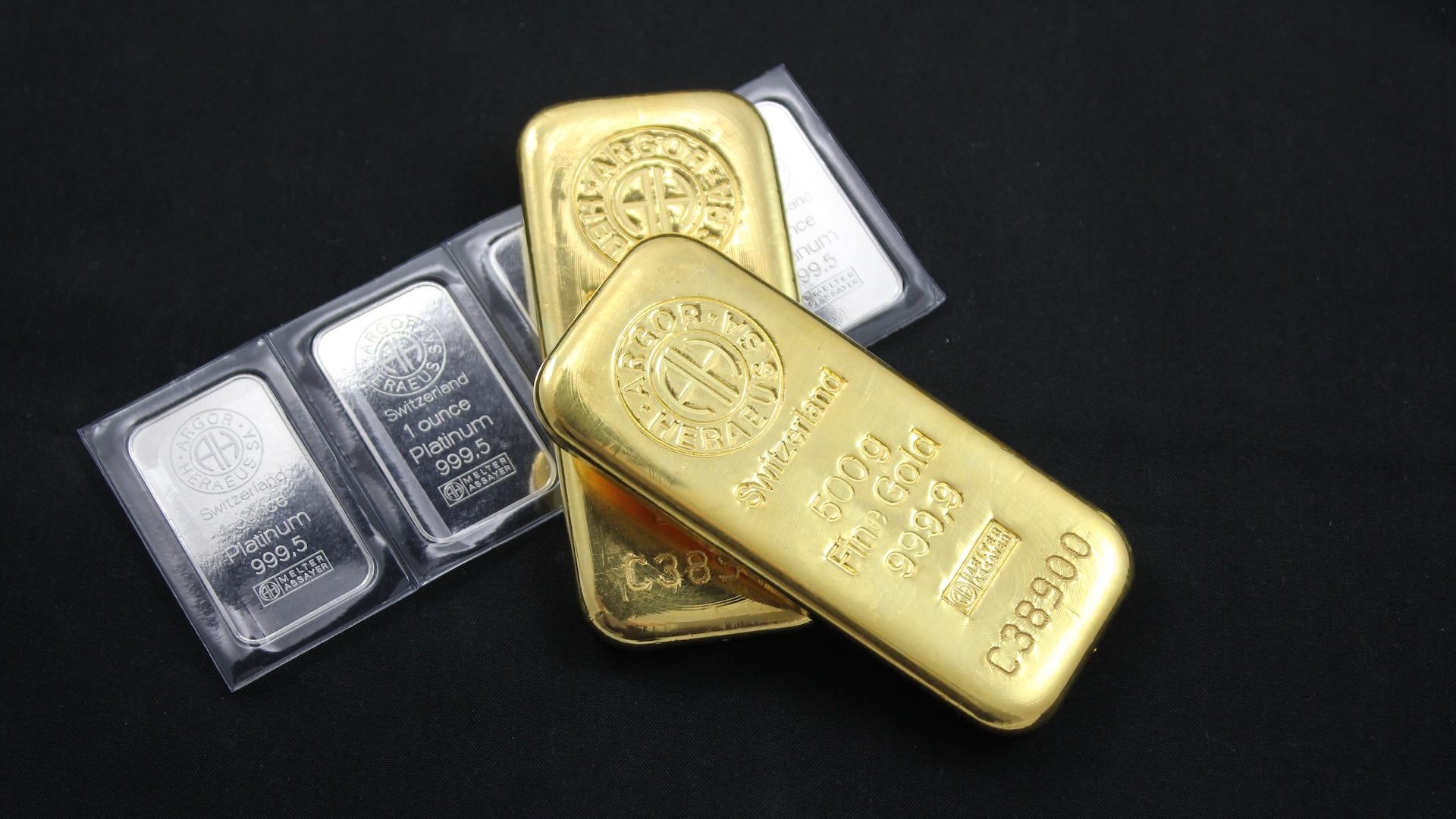 Золото торгуется в узком диапазоне в ожидании решения ФРС