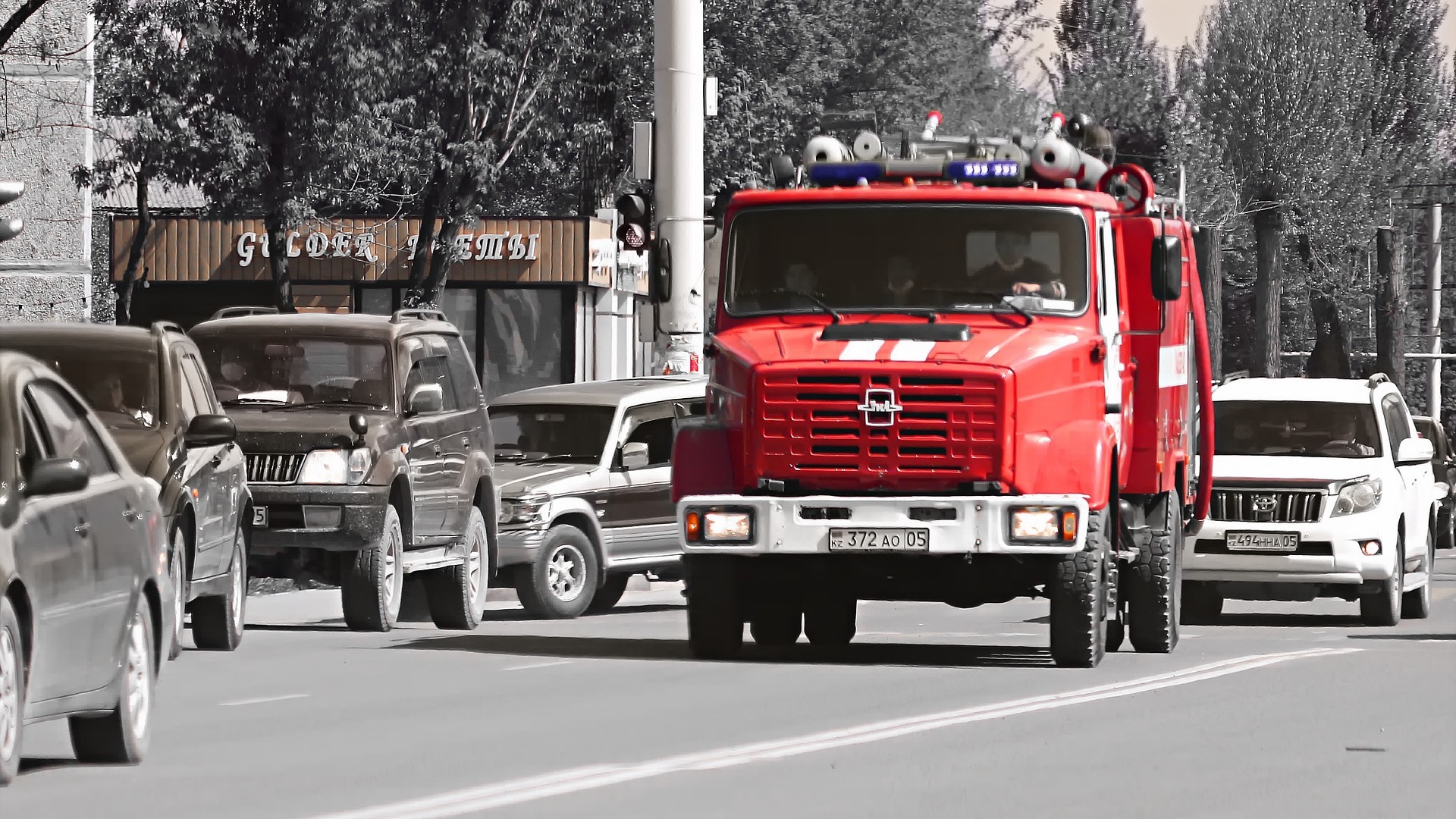 Пожарные спасли семь человек из гостиницы, где произошел пожар в Алматы