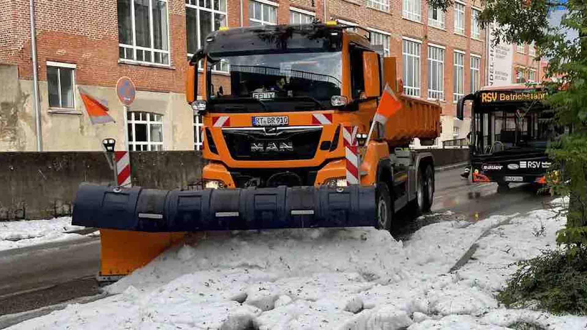 Снегоуборочная техника вышла на улицы германского города из-за обильного града