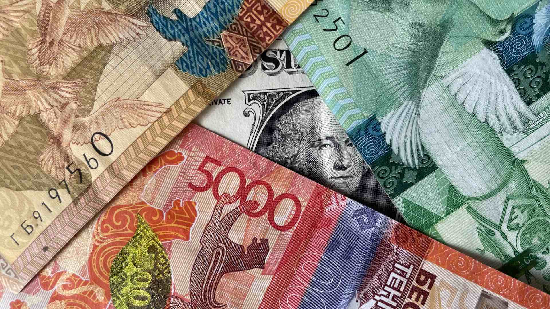 Средневзвешенный курс доллара на KASE в 17:00 составил 464,09 тенге