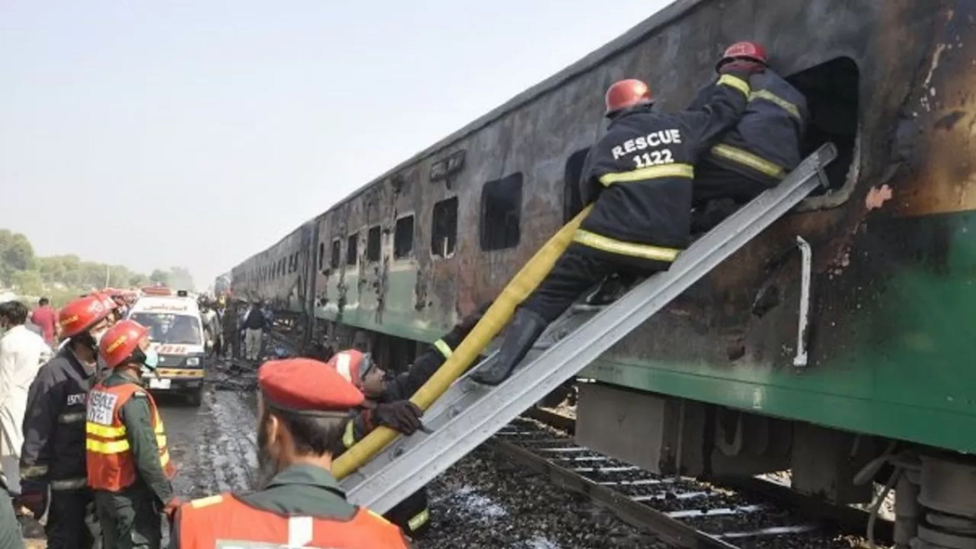 Страшная авария на железной дороге в Пакистане: 30 погибших, более 80 раненых