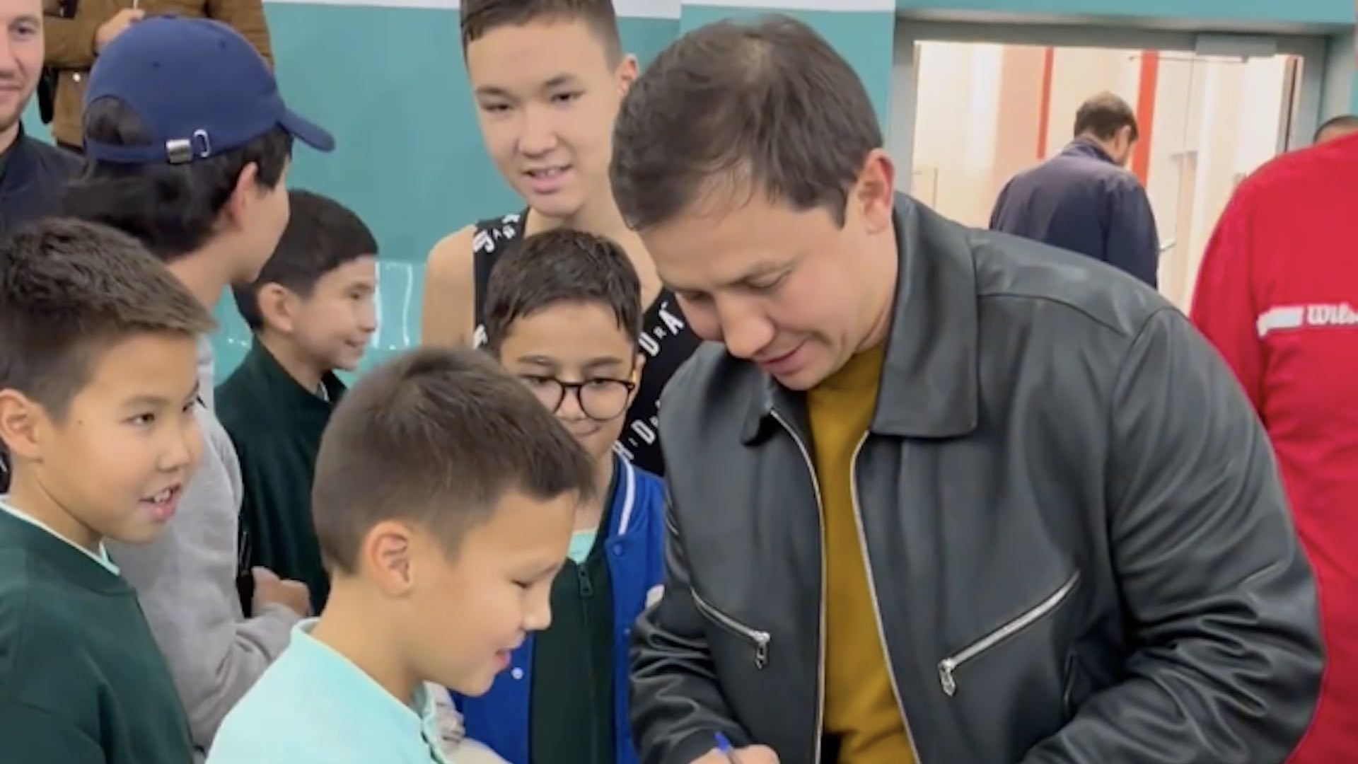 Геннадий Головкин посетил школу в Алматы и встретился с будущими чемпионами