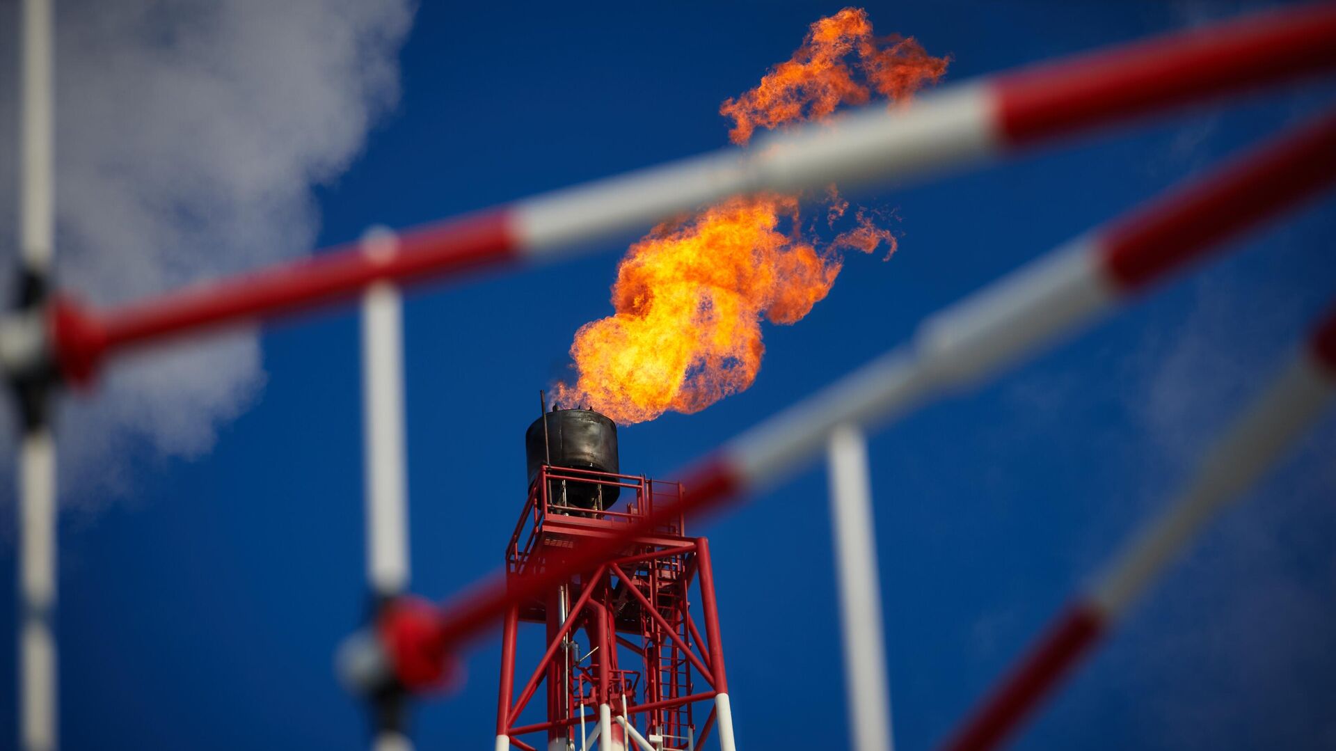 Нефть дешевеет на фоне сомнений инвесторов, но ожидается рост цен вторую неделю подряд