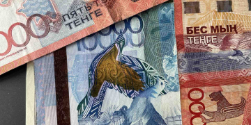 Повышают ли зарплаты казахстанским депутатам, министра и акимам