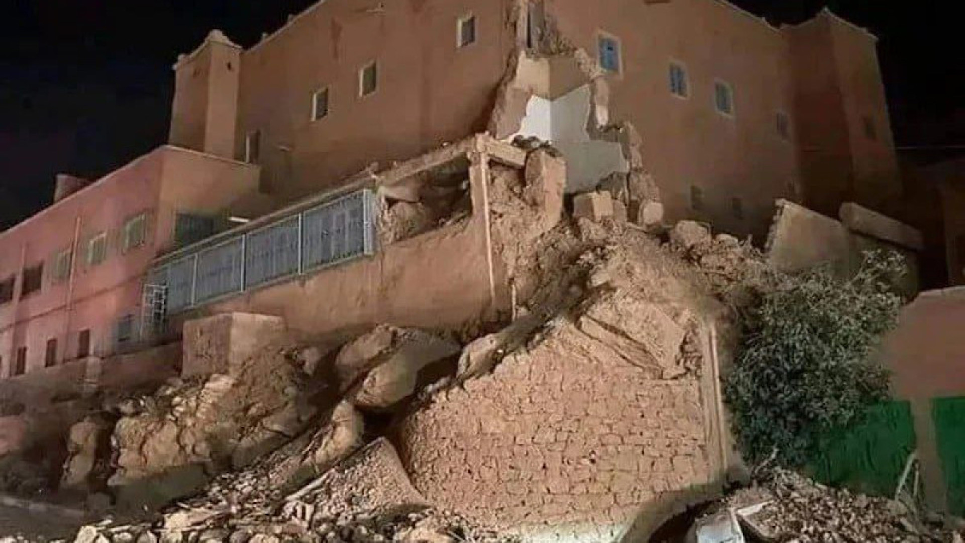 СМИ сообщают о 296 жертвах после мощного землетрясения в Марокко