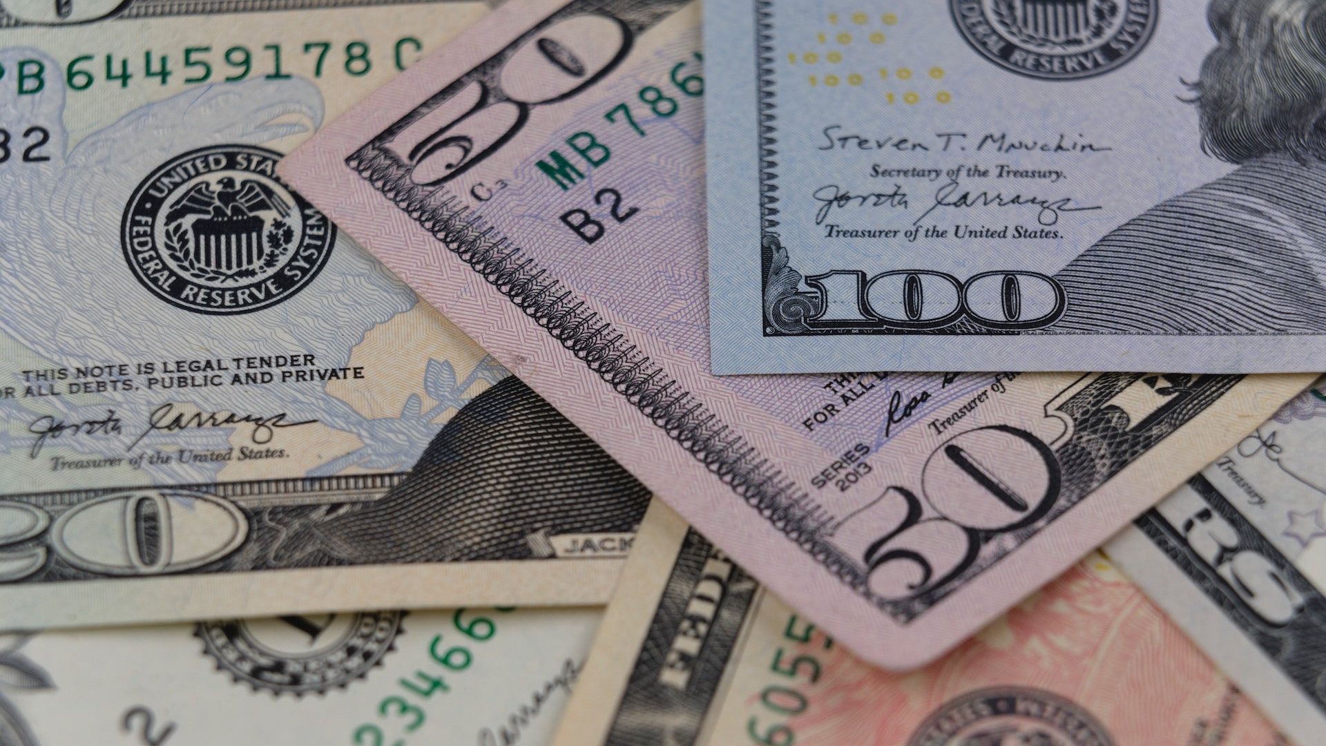 Средневзвешенный курс доллара на KASE снизился на 1,15 тенге за день