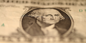 Средневзвешенный курс доллара на KASE вырос на 3,06 тенге за день