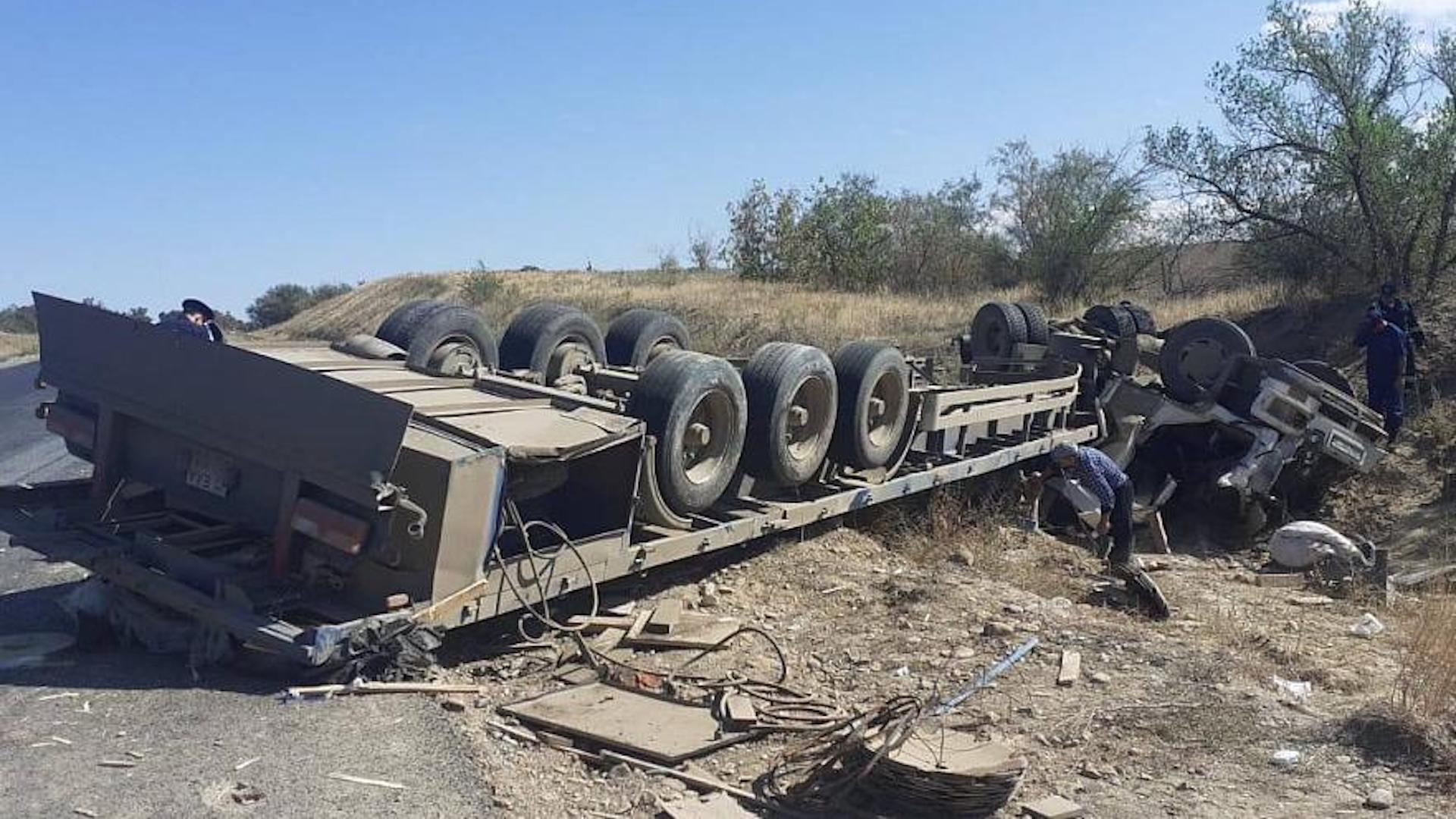 Трагедия на дороге: житель Усть-Каменогорска погиб при опрокидывании фуры в Жетысу