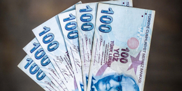 Турецкая лира достигает исторического минимума — 27,5 лиры за доллар