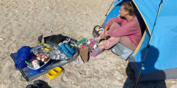Волонтёры помогли женщине с 2 образованиями, живущей в палатке на берегу Каспия в Актау